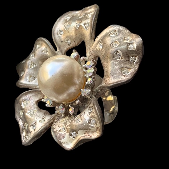 Vintage Large Metal Flower Ring Iridescent Crystals Faux Pearl Center Jewelry - Picture 3 of 11